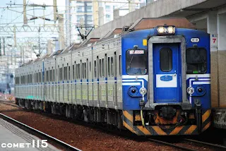 早期駕駛窗上方的列車種別指示牌寫著"電車"字樣
近年多已改為"區間車"