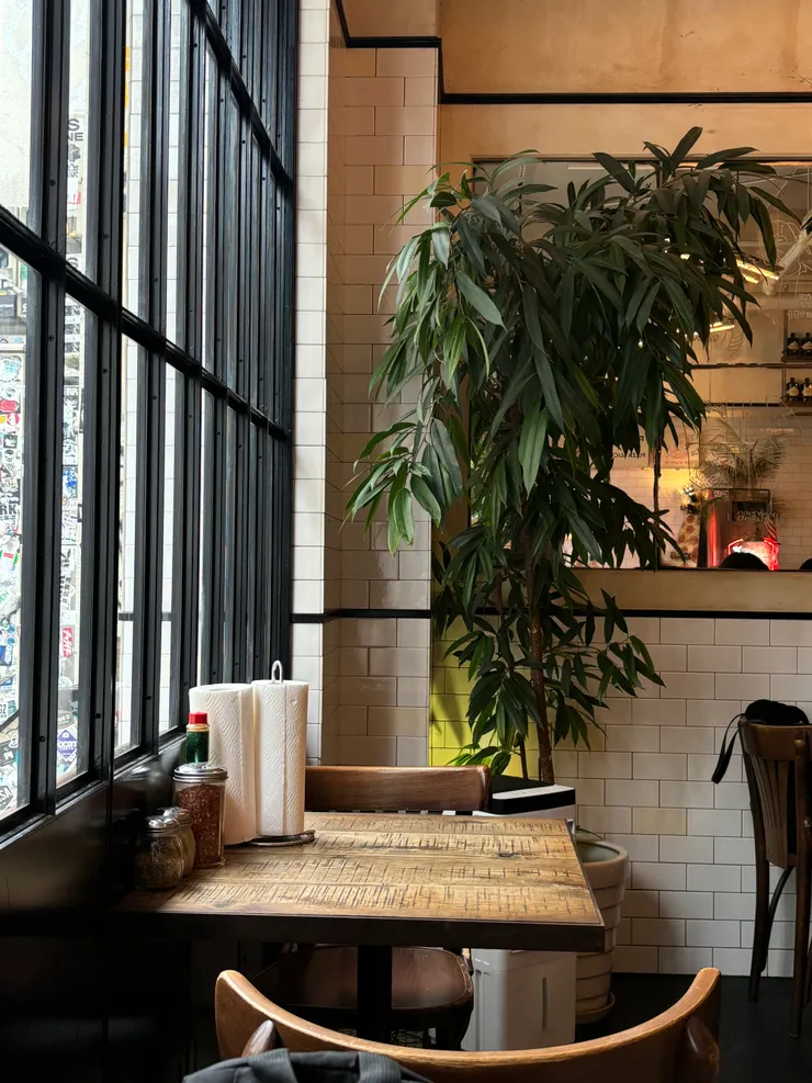 這天坐的窗邊位置