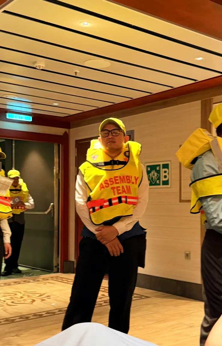 工作人員會試穿救生衣