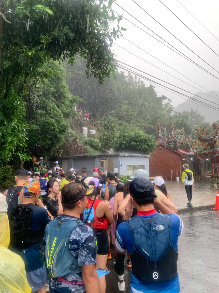 在大雨中準備從新福安宮旁登上苧仔潭古道的18K跑者們