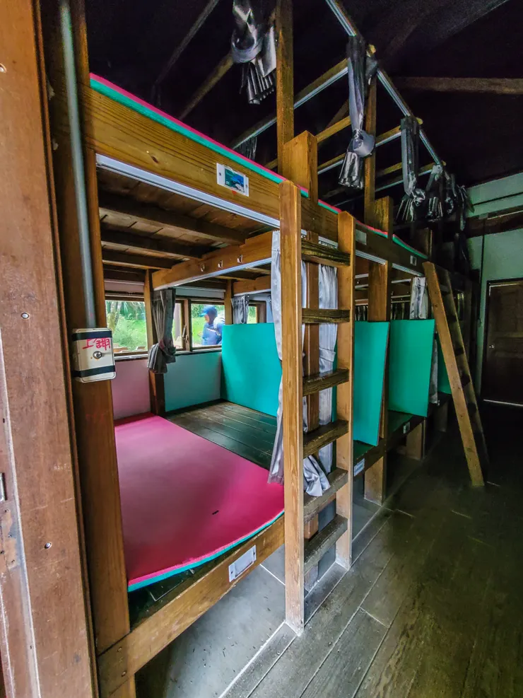 向陽山屋。好厚的睡墊，還有門簾！好素西！