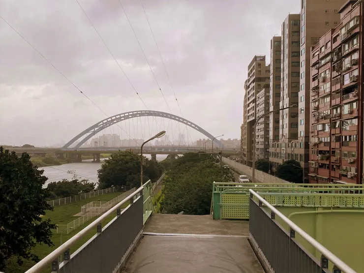 往出海口方向,可見到甫落成通車的中正橋與舊中正橋(川端橋)