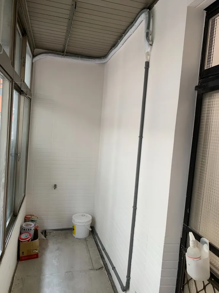 冷氣排水接到陽台的排水管，走明管的方式