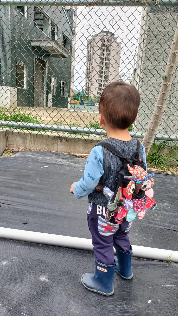 侄子看著神車-挖土機