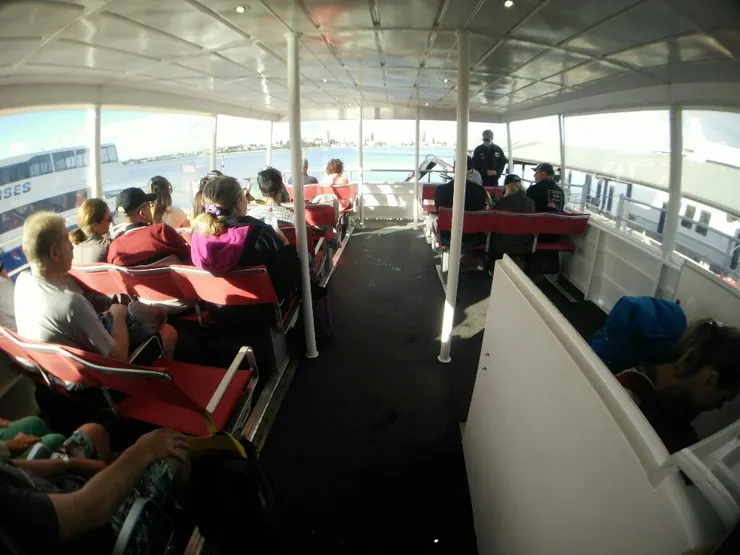 強烈建議,船班出發前30分鐘就可以去排隊了!搶上層室外座位區!上層室外座位約9排*3個。