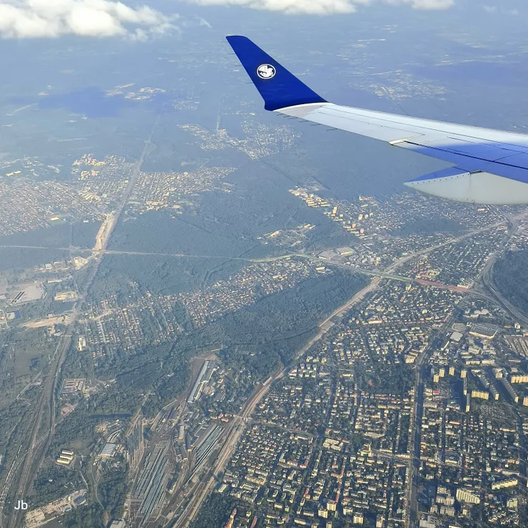 【天氣好憑窗俯瞰歐陸山川未閤眼！已接近華沙。】