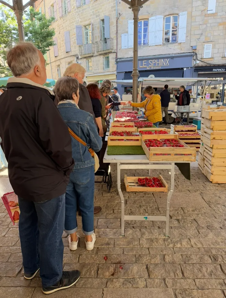 看到有人排隊，想必很好吃，我們也跟著買了草莓