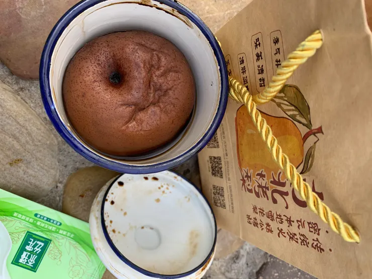 打開後這不是麵包，而是梨子。