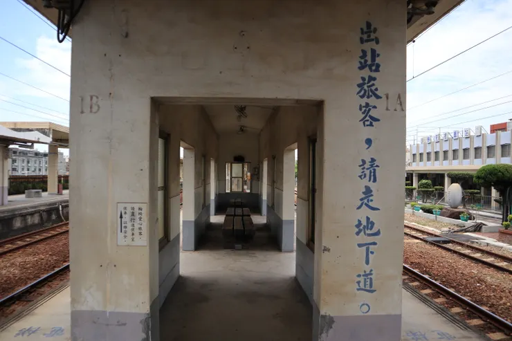 候車亭牆面留有不同時期的告示