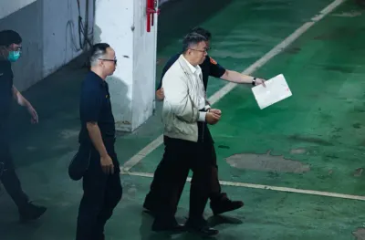 讓政治人物成為罪犯的捷徑，就是無條件的崇拜他