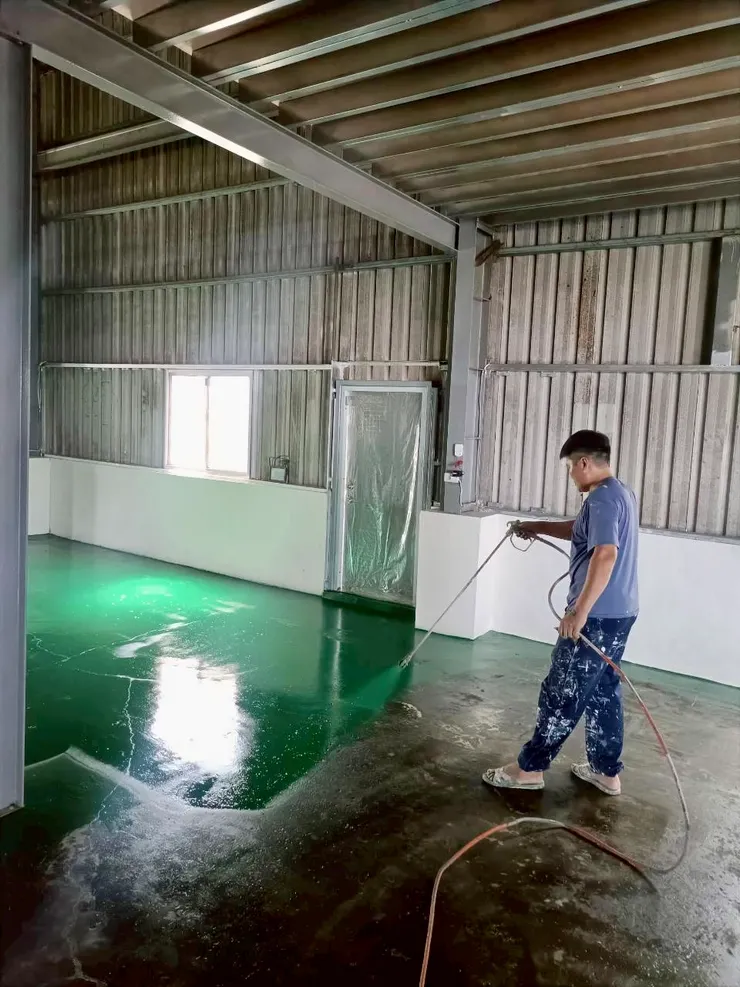 面漆採用專業噴塗設備配合手動滾筒，確保漆面平整如鏡。