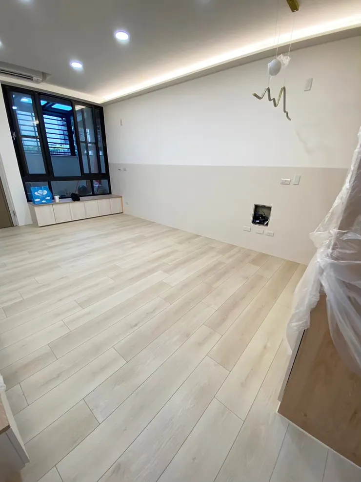 ▲ 透過一致的木質色調，客廳視覺感大幅延伸，營造出充滿呼吸感的開放式空間。