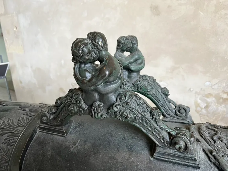 Two kissing lovesr as the handles. 居然是兩對親吻的情侶！解說上寫著這個炮彈不上戰場的，至於設計如此的原因不可考。