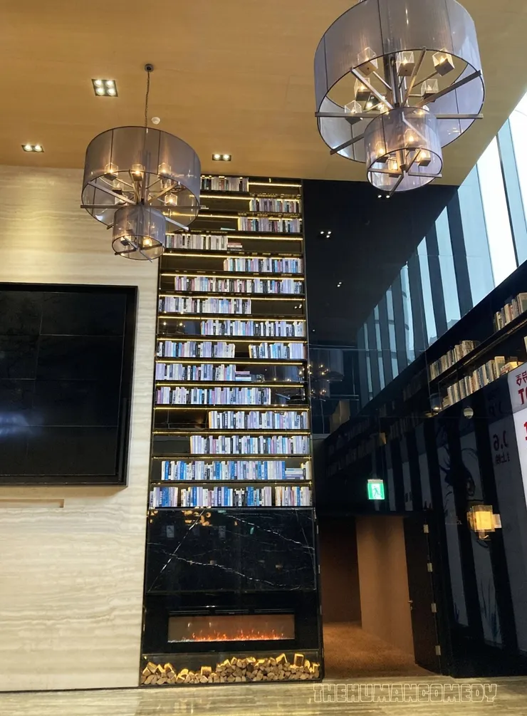 MUCROWN - 松仁威秀影城華麗書牆