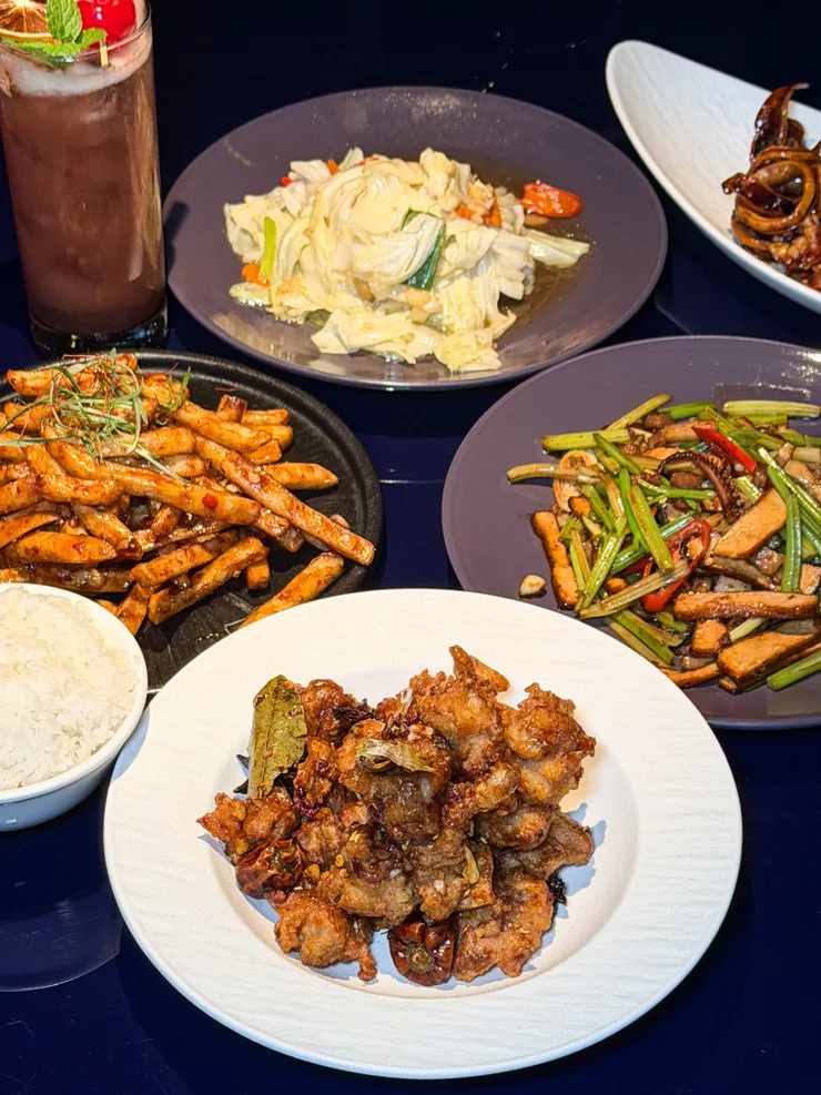 左營這家外觀看起來超級特別的餐酒館！ 裡面氣氛很不錯，營業到凌晨 很適合朋友聚餐～裡面的風格是呈現現代流行的風格✨ 還有球賽可以觀看～