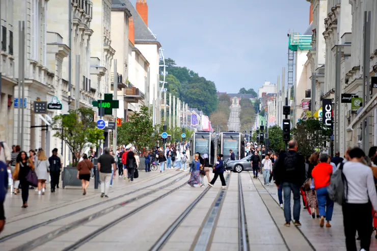 【市政廳司法院隔條街電車來去 讓饒勒斯廣場週邊是此城精萃！這條行人如織、電車來來去去的大道就是國民街。】