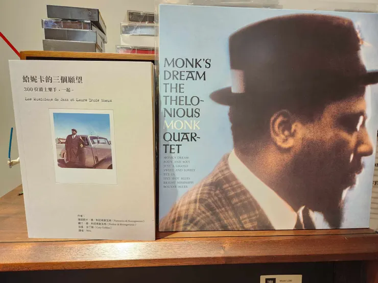 因為有愛，這本原本被荒置在二手書店的法文攝影集，被陳輝龍輕悄拾起了，過了這麼多年，終於成為我們眸中一道最溫柔的光