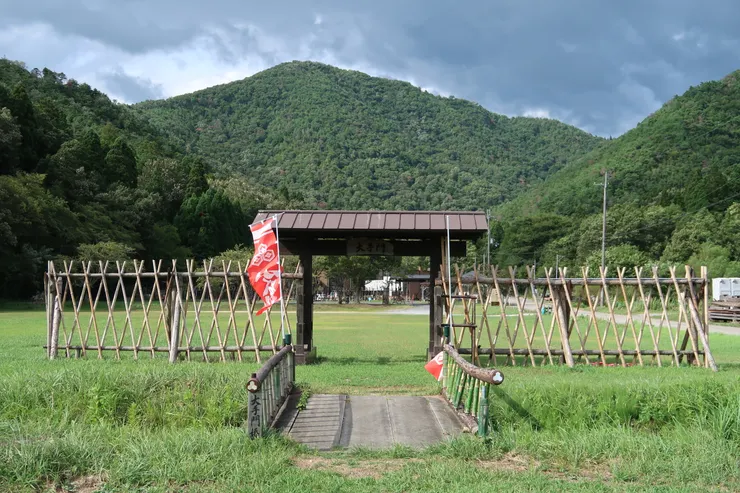 小谷城的仿建木柵門。