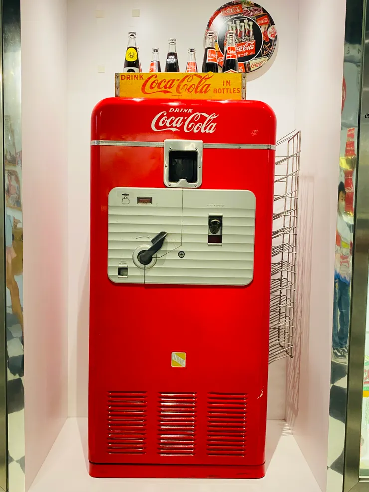 古早的可口可樂販賣,機體可以開啟,裡面真的有玻璃瓶裝的可口可樂,要注意不要把可樂摔破囉..