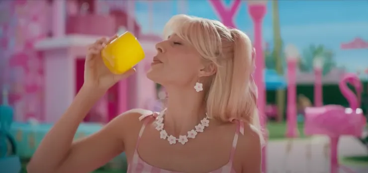 芭比連喝水都不會呢！