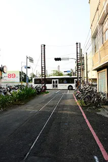 接近三民路平交道,還可見升降設備(往長短樹方向拍)