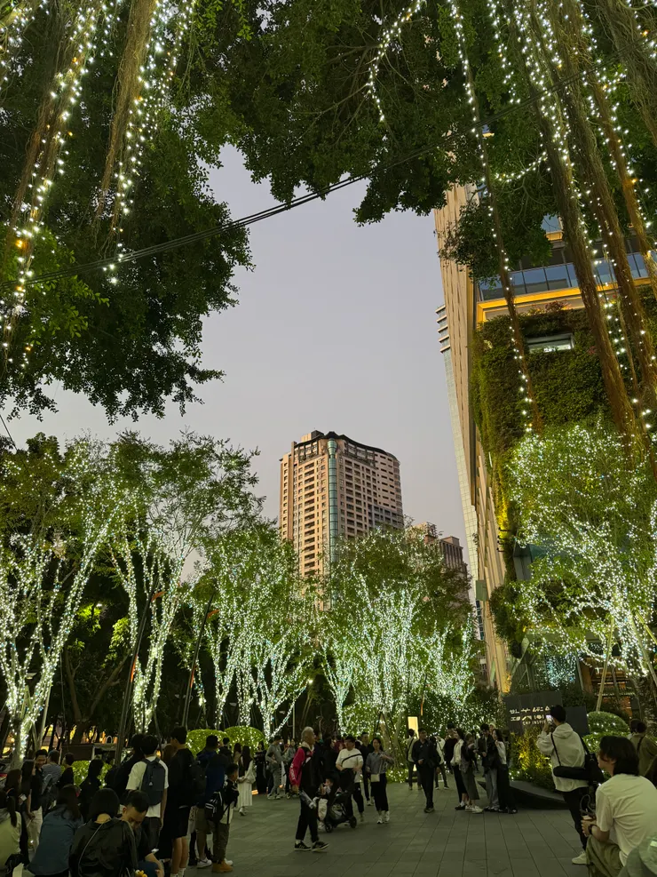 滿滿聖誕節氣息的美術館前面