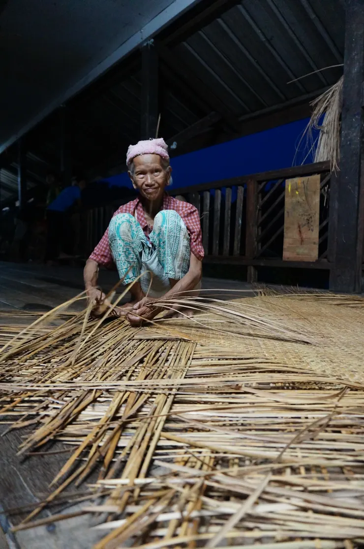 曾經熱鬧百年的長廊，孕育了多元與濃厚的文化；在現代化發展的侵蝕下，遺留下的是歷史的痕跡，與老人無聲的寂寞…