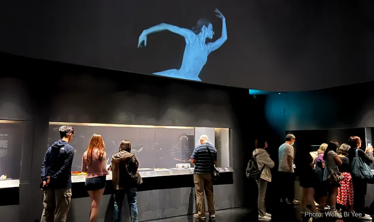 策展心思:把錄像放到高處,成功營造氣氛卻不會阻礙觀賞展品的流暢性