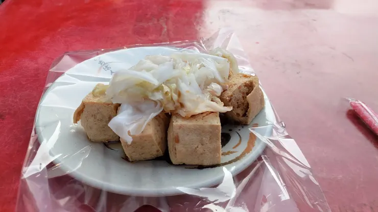 因為不想排隊所以選了一家比較少人的吃，給我加蒜末，嗆得好好吃