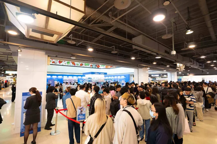 圖說：MINISO史迪奇台南快閃店揭幕，全台首見大型史迪奇毛絨充氣玩偶，一早即吸引眾多粉絲排隊，感受全球瘋傳的藍色療癒魅力。（資料來源：MINISO）