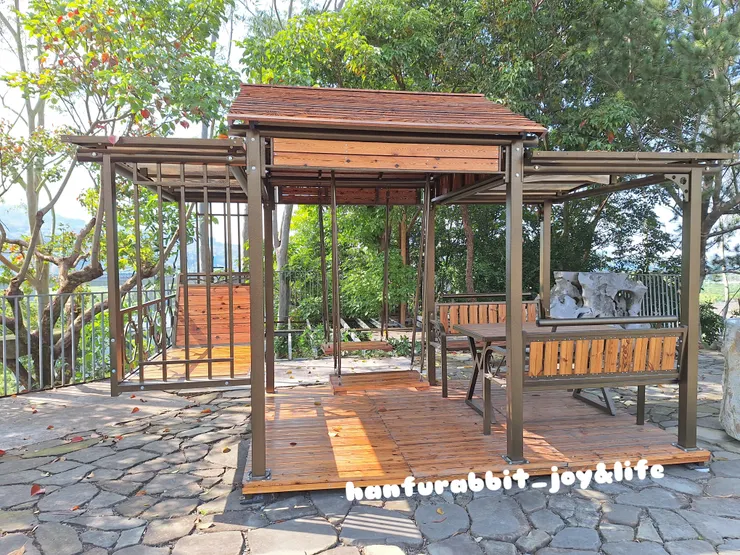 停車場旁的鞦韆、躺椅區