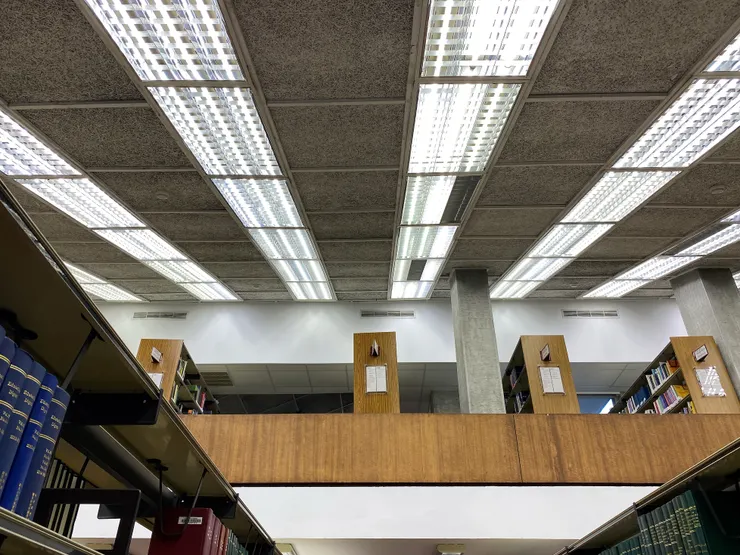 從一樓圖書區眺望二樓