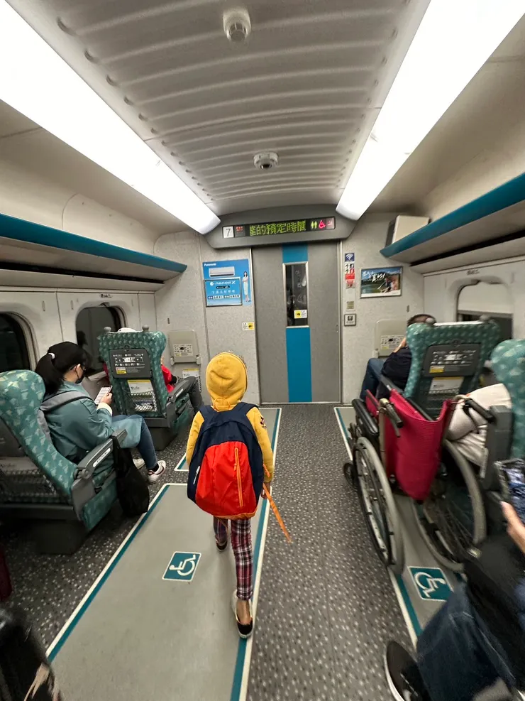 搭高鐵認讀車票，學習搭車禮儀也是一種生活。