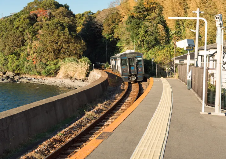 外軌超高設計降低過彎離心力的影響