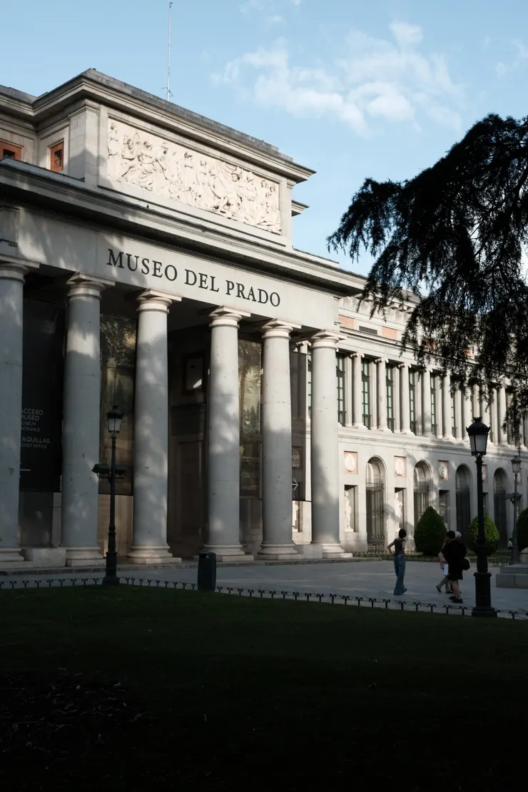 很巨大的Prado Museum,這只是側門