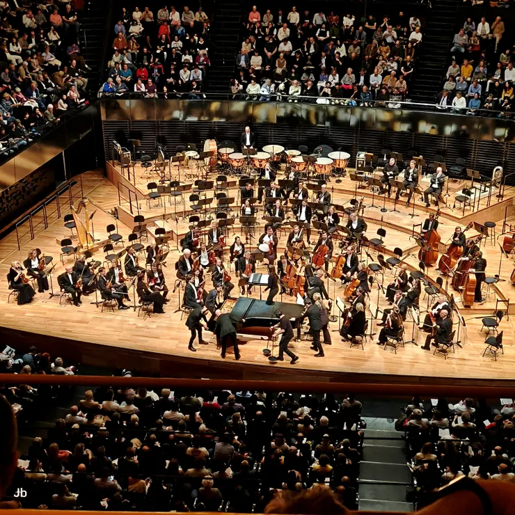 【卡羅爾·席曼諾夫斯基的《音樂會序曲》演奏結束後，工作人員推史坦威鋼琴進場，準備下一曲目：蕭邦《第二號鋼琴協奏曲》。】