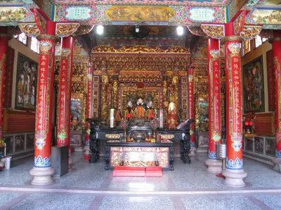 大殿莊嚴肅穆、雕刻藝術（圖片截圖於網路）