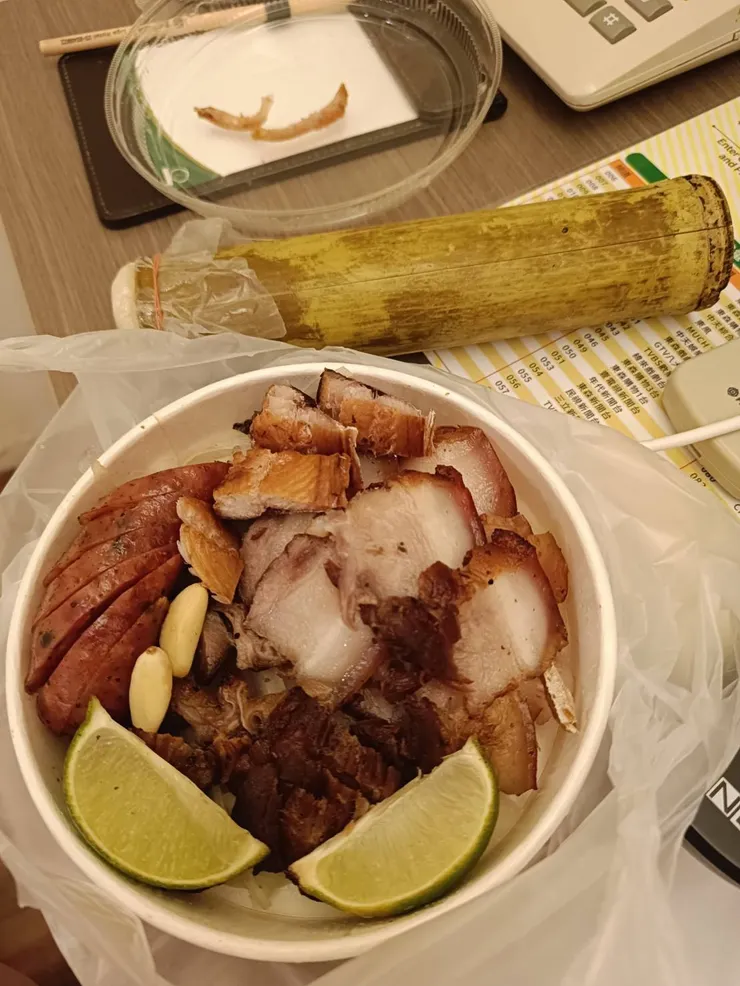 我點燒烤組合+竹筒飯，那個鹹豬肉的豬皮我實在嚼不動