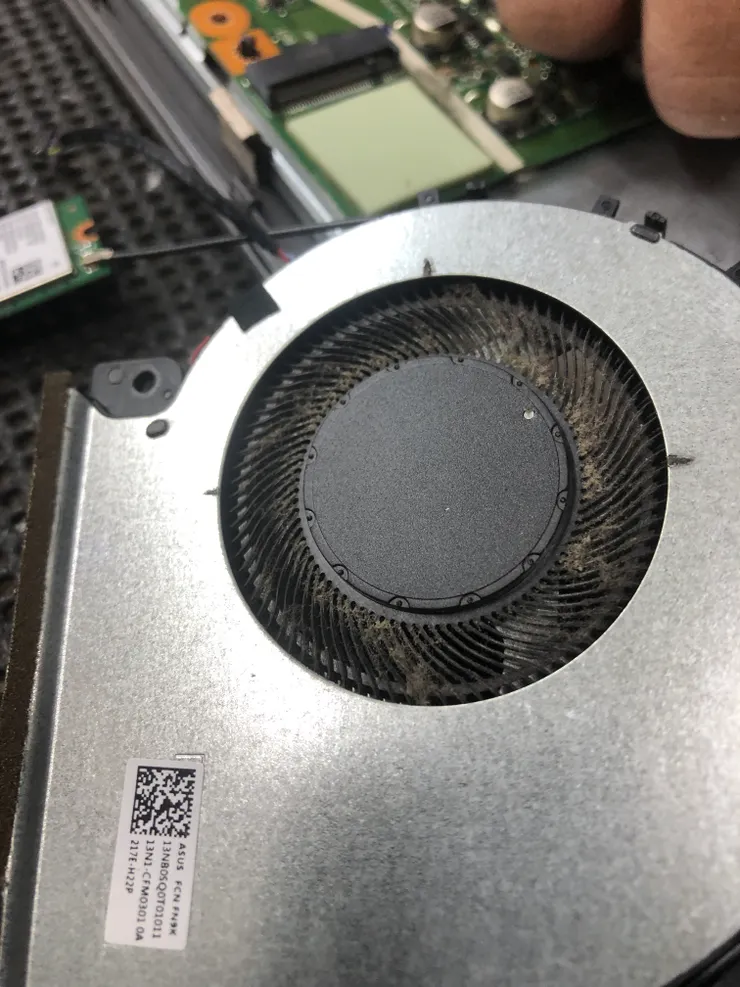 主風扇這邊也卡了一堆灰塵，就一併清理吧！