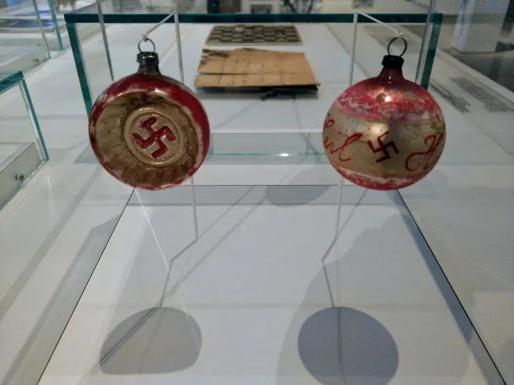 黨員專屬聖誕球（？