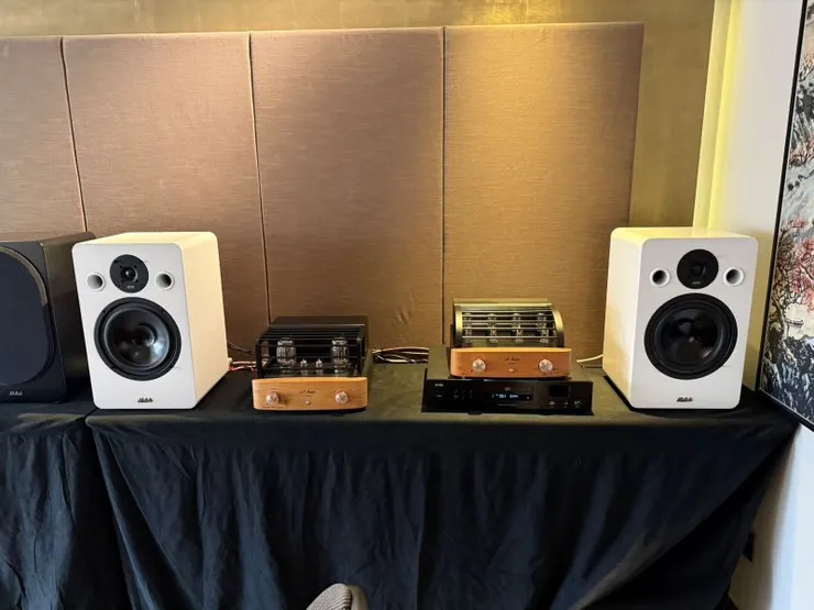 ▲飛揚音響主打 La Audio 單端 A 類真空管擴大機「A-2」,搭配8 吋桌上型喇叭「S-810」,展期推出限定套裝價 32,800 元