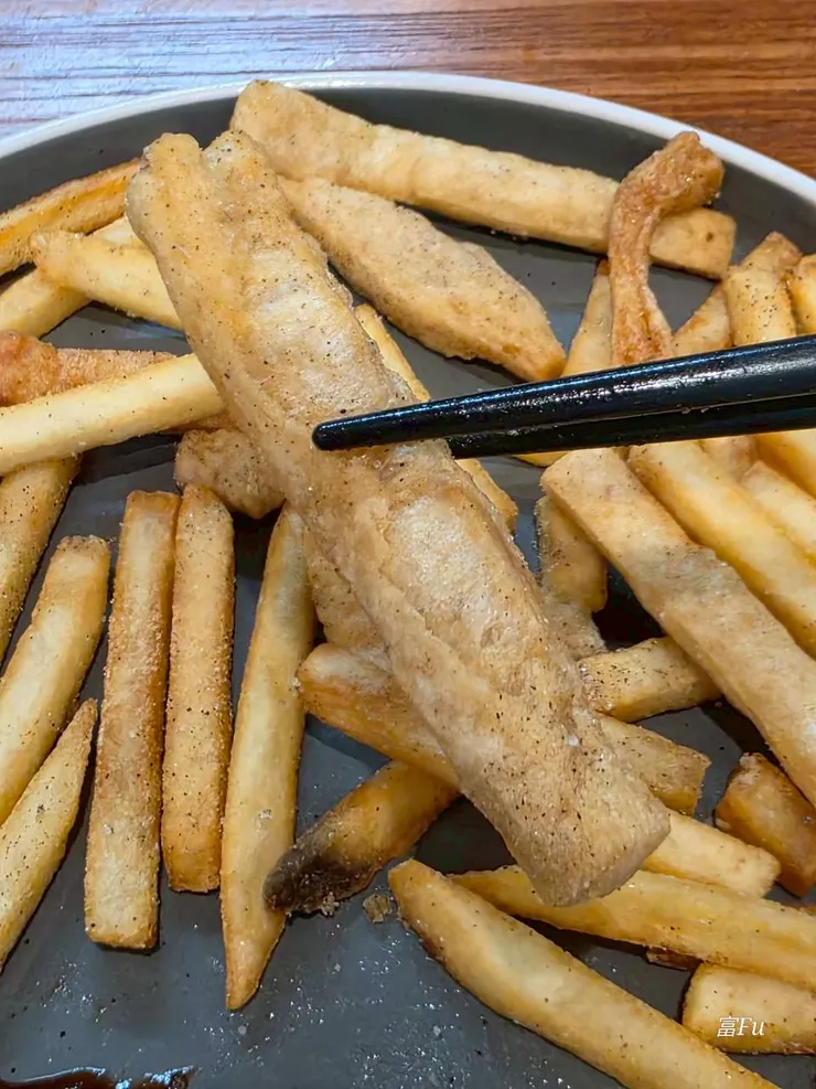 黑輪片。魚漿風味明顯，吃起來是空心口感，推推