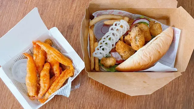 驚為天人的巨無霸炸牡蠣漢堡