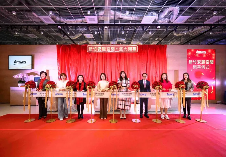 安麗台灣管理層與嘉賓共同為首度進駐大型商場的「新竹安麗空間」進行剪綵。現場以喜慶的紅與金配色妝點，象徵品牌正式開啟百貨商場經營的新篇章。 圖/安麗提供