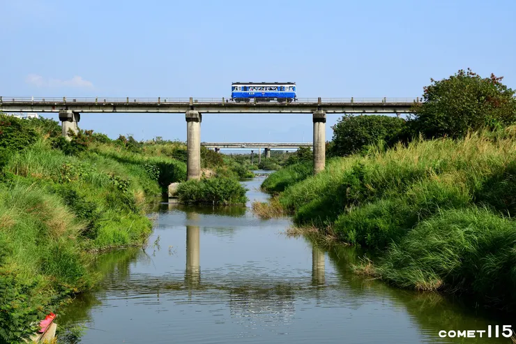 小巧的單行車走在高大的混凝土橋上呈現巨大反差
