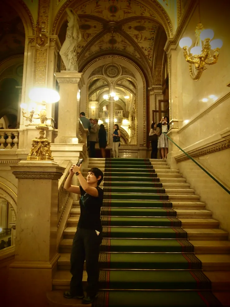 金碧輝煌的維也納歌劇院，去聽交響樂