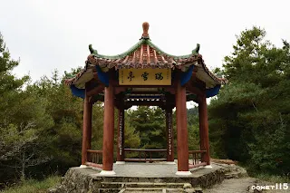 湖邊一座小山丘上的瑞雪亭是可以俯瞰天池的休憩處，匾額題字來自臺中知名仕紳、大雪山林業公司第二任董事長楊肇嘉