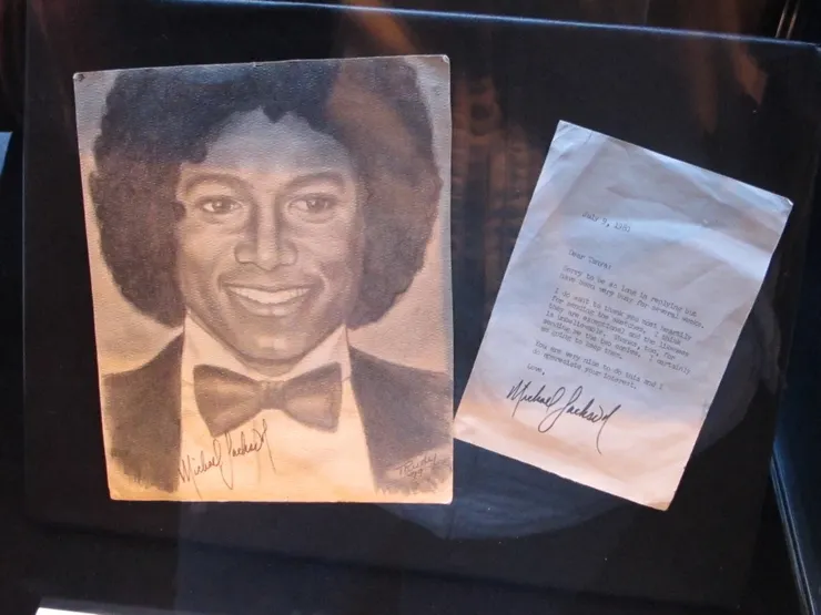 歌迷送給MJ的畫作，旁邊的是MJ的回信。雖然回信有點公式化，但一個大明星會因為小小的畫作而回信，如果我是歌迷會相當開心。