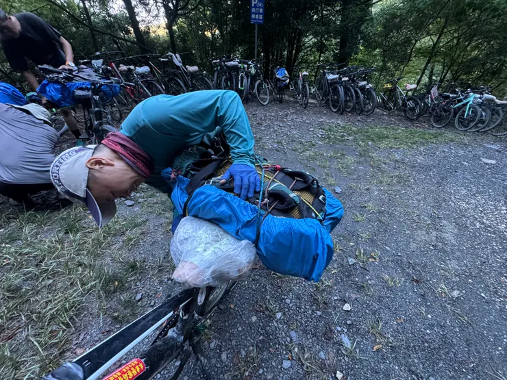 嚮導幫我綁好背包。