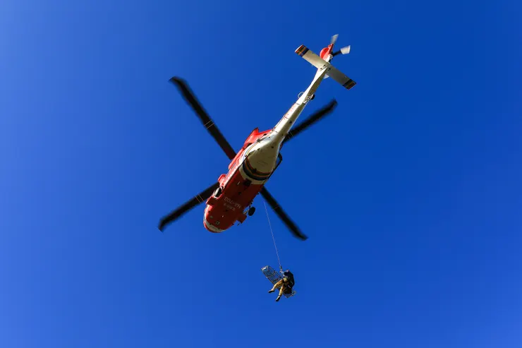 1月31日黑鷹直升機垂降特搜隊員與籃式擔架下來接人。